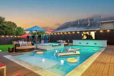 Image de Most Epic Austin Experience! Sleeps 14 + heated Pool + Spa + Cabanas + Speakeasy