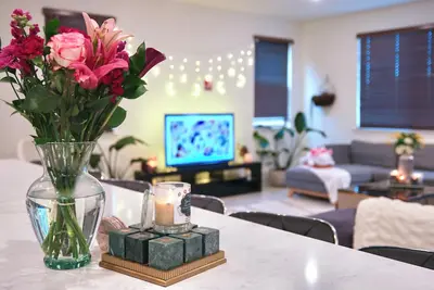 Image de Luxury 5-Bed 3-Bath w/Gym, Office, Ev, Smoker