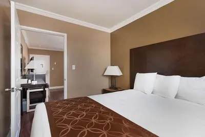 Image de Relaxing Stay Just a Walk from Disneyland, with Pool & Jacuzzi