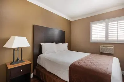 Image de Family Retreat Close to Disneyland | 2 Rooms w/ Outdoor Pool Access
