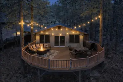 Image de Peaceful 3-bedroom house in the pine trees of Flagstaff with huge deck!