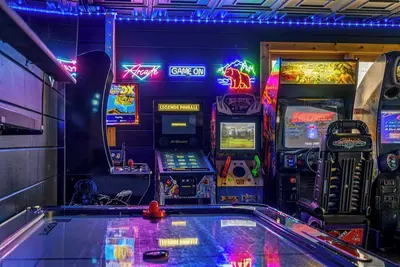 Image de Amazing game room! 4-Br cabin w full arcade, kid’s loft, hot tub, pool table!
