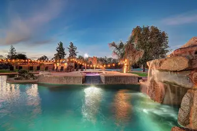 Image de Scottsdalestays 12br-8ba Multimillion Estate-Sleeps 38-500k Pool w/Grotto-Spa.