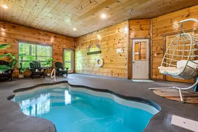 Image de New cabin with private pool, views, hot tub, arcades, foosball, and charm!