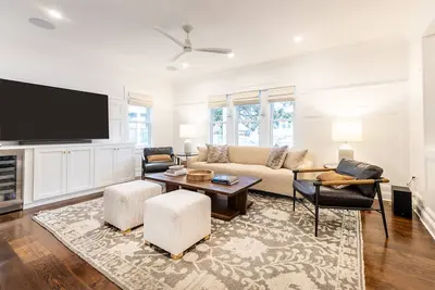 Image de New luxury home in Downtown Annapolis with parking & multiple outdoor spaces