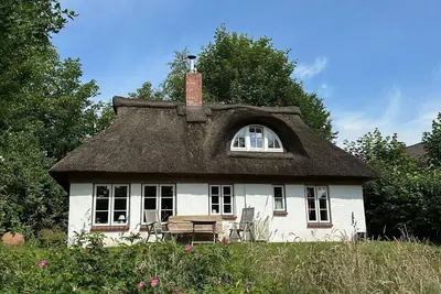 Image de Maison de vacances 'Kate Unter Reet Im Grünen' avec terrasse privée, jardin privé et Wi-Fi