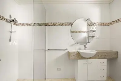 Image de Newly Renovated House- walk to Fisherman's Beach and vibrant Main Street