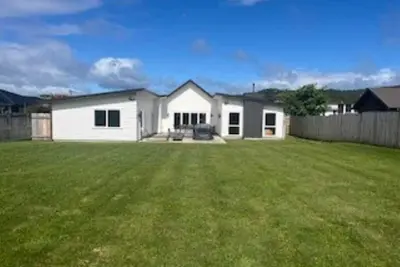 Image de New Large Luxury home in Kinloch, 3 mins walk to the lake front