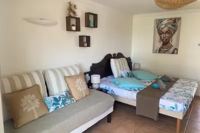 Image de Studio \"ti kaz an nou\" vue mer * les pieds dans l' eau - endroit très calme