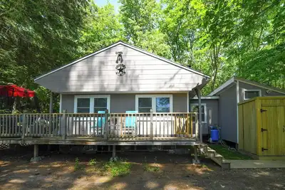 Image de ** Spring Special ** Charming 3-Bedroom Cottage Overlooking Foster Pond