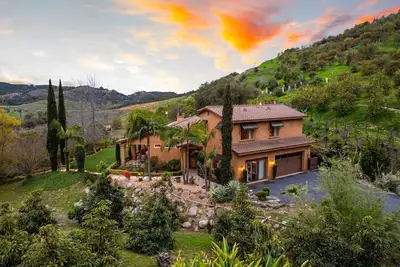 Image de 10% Off June - 6Br, Close to Town and Wineries!