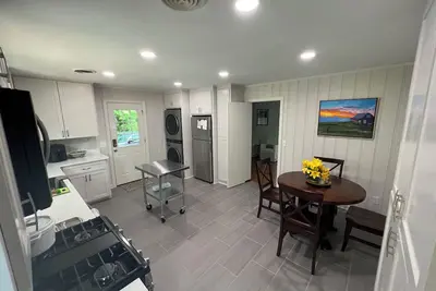 Image de Newly renovated Price Street home ready for Gameday. Walk to Square and Grove.