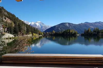 Image de Chalet / villa au bord de l'eau avec vue imprenable sur le lac et les montagnes