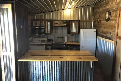 7 min from Stephenville. 2-2 Lodging with horse accommodations. Stalls, Turnouts