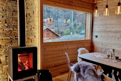 Image de chalet familial neuf avec toutes les commodités, proche des activités