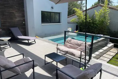 Image de Grande maison contemporaine avec piscine/jardin à 3 min du centre ville de Nîmes