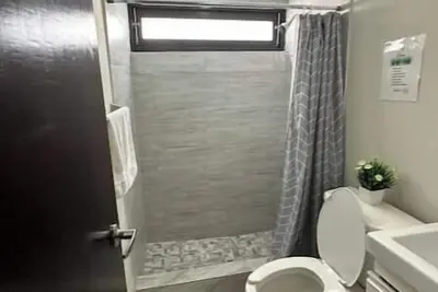 Image de Lovely 3 bedroom W jacuzzi near airport