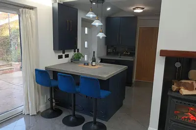 Image de Cosy Self contained bungalow. Hispano, Asian - Brit short stay living space.