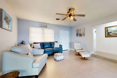 Lakefront Home With Private Hot Tub, Central Ac and Beach Access