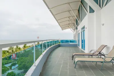 Image de Stunning Oceanview Penthouse with fitness room and full kitchen