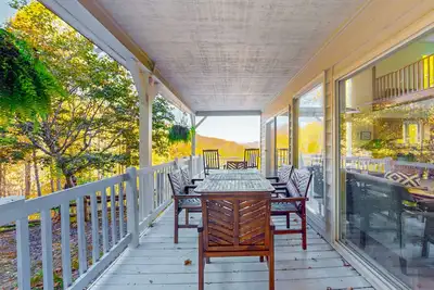 Image de Stunning house offers serene living with breathtaking mountain and sunset views.