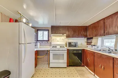 Image de 5 Mi to Lake Erie Access: Quiet Cottage w\/ Yard!