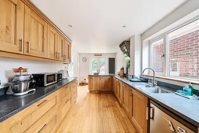 Image de Large 2 Bed Family Home Chertsey · Spacious 2-Bedroom Family Retreat | Pass the Keys