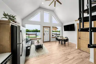 Image de Country Cabin With King bed, Loft and Beach! #1