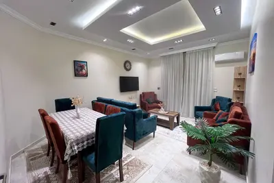 \"Spacious 3-Br Apt Near Auc, Sodic & Key New Cairo Attractions\"