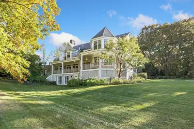 Image de Expansive Coastal Family Retreat