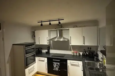 Image de Tranquil 4 Bedroom House | Overlooking Cardiff Wharf | Central | Free Parking