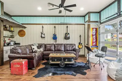 Image de \"The Florida Cracker \"The Green Room\" Read our five stars review. .