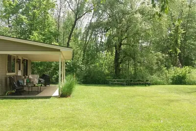 Image de Cozy 2-bedroom Waterfront Cottage with 80' dock on 2. 5 Acres. Privacy Galore!