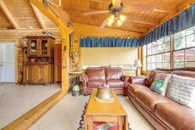 Image de Steps to Lake Okeechobee: Cabin w/ Pool Access!