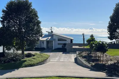 Image de WhiteCliffs Waterfront Beach House \nBeautiful sea views.