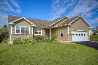 Image de Stylish Stratford Home Near Charlottetown—Spacious, Family-Friendly Retreat