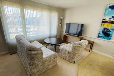 Image de Beautiful & Bright 03 Bedrooms on the main floor.