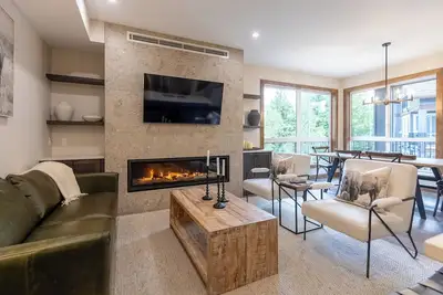 Image de Newly Built and Luxurious. Steps to the Timber Chairlift and Ski In l Hot Tub