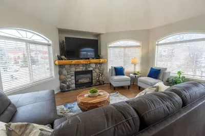 Image de Riverside Chalet. Sleeps 12. Huge Renovated Space