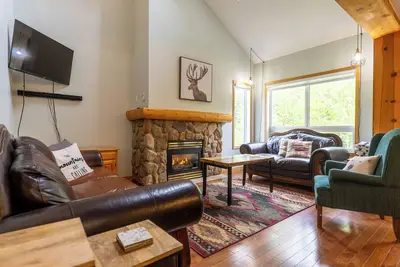 Image de Ski In & 15 Minute Walk to the Lifts. Hot Tub. A/C. Pet Friendly