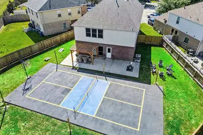 Image de Roaring 1920s Gatsby Manor with Large Pickleball & Secret Speakeasy Room