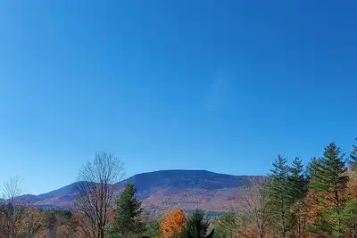 Image de Spacious 3 level Townhome on Private Property ~ Walk in Town ~ Deck & Views