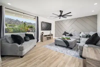 Image de Modern Home with Mountain Views!