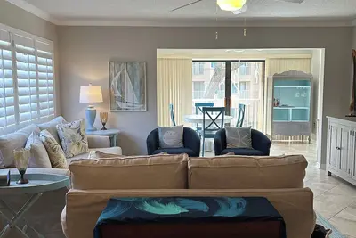 Image de 3br 2ba riverfront condo with a boat slip