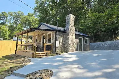 Image de Escape reality at Douglas lake, Hot Tub, fire pit, Lake views. Couples Retreat.