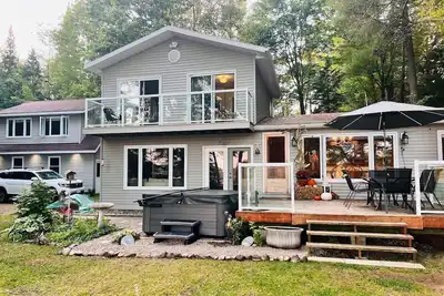 Image de All-season Lakefront Escape w\/4 bedrooms and hot tub