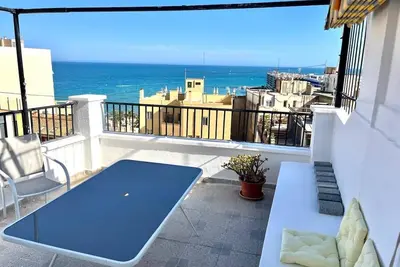 Image de Encanto histĂłrico con terraza y vistas al mar