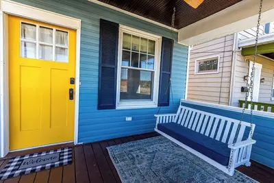 Charming 2-bedroom house with updates in the heart of Oakley/Cincinnati!