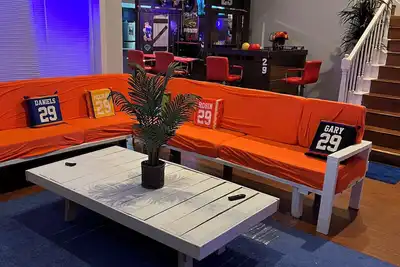 Image de Home 29 Is Spacious, Unique, With A Cool Bar & Jet Tub.