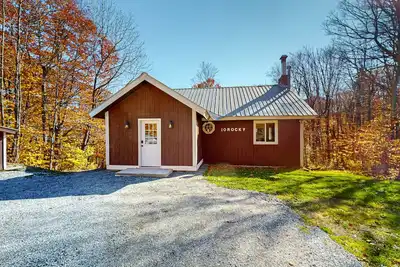 Image de Cozy dog-friendly house w/ fireplace, firepit, loft, deck, Tv's, wifi, kitchen